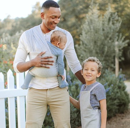 L'écharpe de portage Solly Baby Wrap est également un fantastique porte-bébé pour les papas